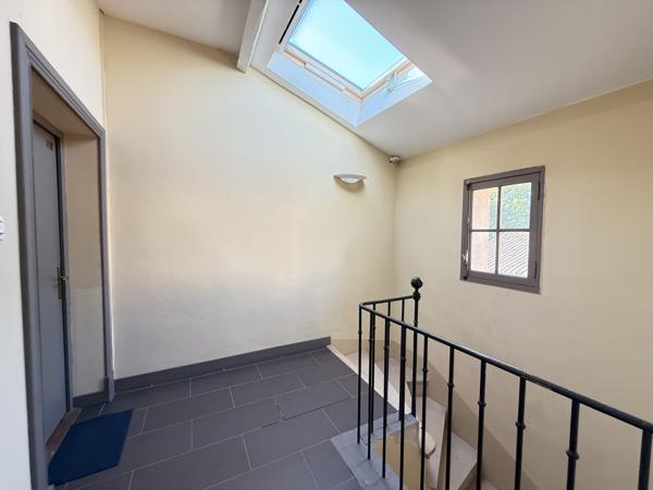 Montpellier (34000) Montpellier – Écusson vaste Appartement T2 face à une place au calme