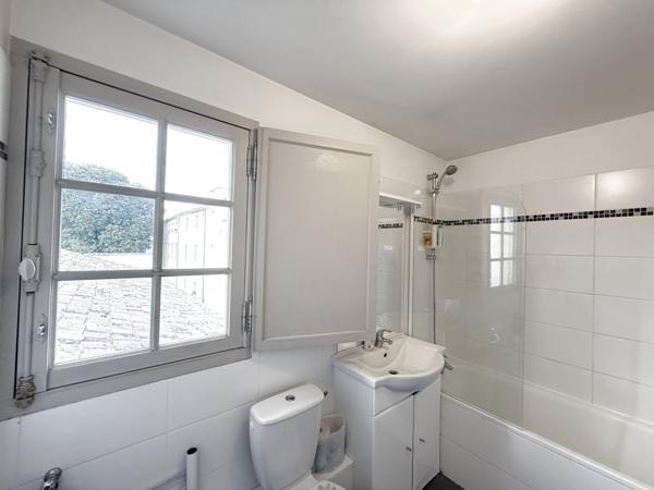 Montpellier (34000) Montpellier – Écusson vaste Appartement T2 face à une place au calme