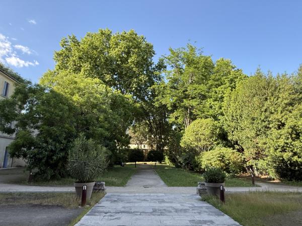 Montpellier (34000) Montpellier – Écusson vaste Appartement T2 face à une place au calme