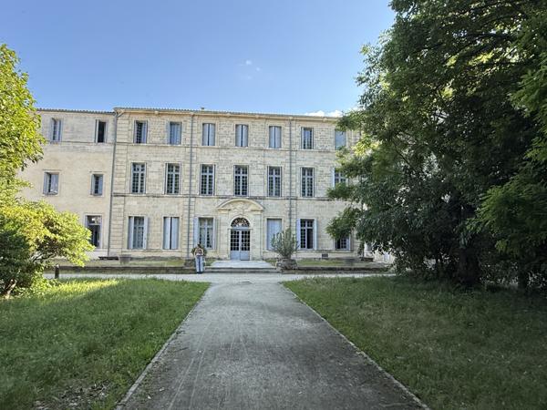 Montpellier (34000) Montpellier – Écusson vaste Appartement T2 face à une place au calme