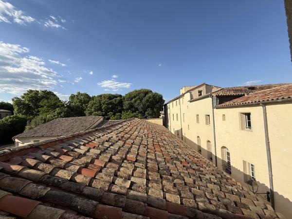 Montpellier (34000) Montpellier – Écusson vaste Appartement T2 face à une place au calme