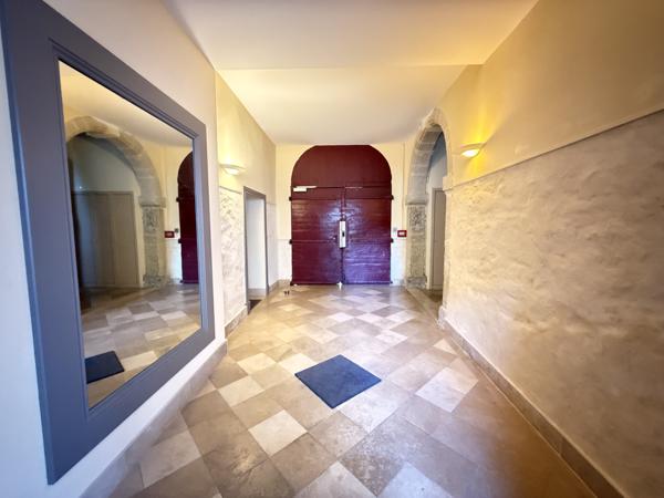 Montpellier (34000) Montpellier – Écusson vaste Appartement T2 face à une place au calme