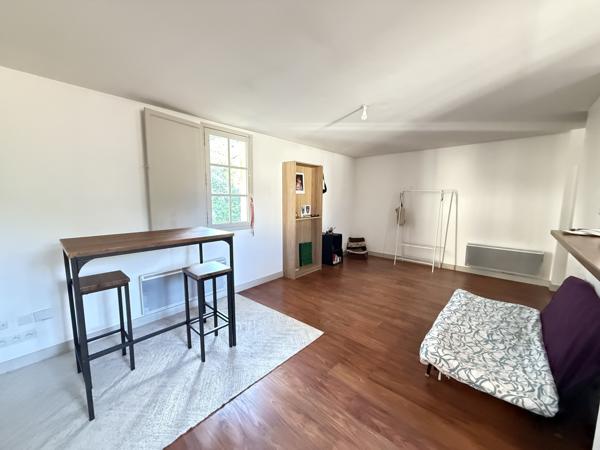 Montpellier (34000) Montpellier – Écusson vaste Appartement T2 face à une place au calme