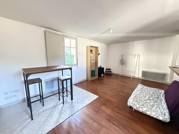 Montpellier (34000) Montpellier – Écusson vaste Appartement T2 face à une place au calme