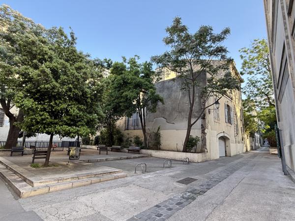 Montpellier (34000) Montpellier – Écusson vaste Appartement T2 face à une place au calme