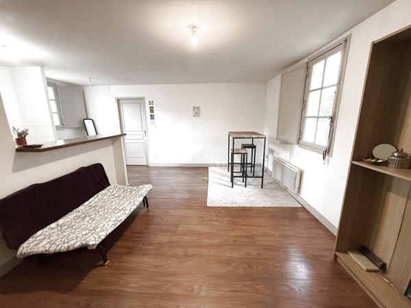 Montpellier (34000) Montpellier – Écusson vaste Appartement T2 face à une place au calme