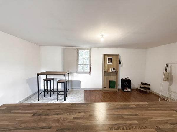 Montpellier (34000) Montpellier – Écusson vaste Appartement T2 face à une place au calme