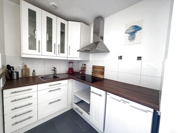 Montpellier (34000) Montpellier – Écusson vaste Appartement T2 face à une place au calme