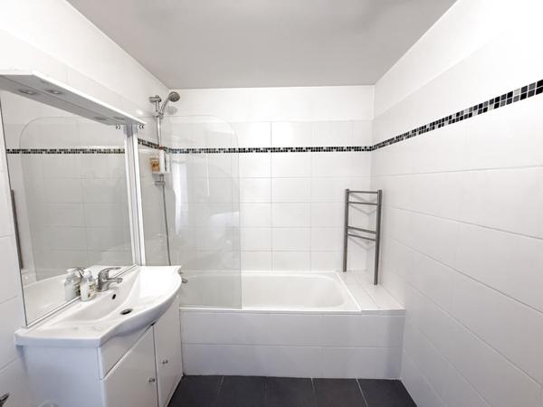 Montpellier (34000) Montpellier – Écusson vaste Appartement T2 face à une place au calme