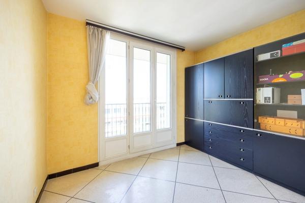 *** MARSEILLE 10ÈME… RÉSIDENCE NOUVEAU PARC VERDILLON… VUE PANORAMIQUE SUR NOTRE-DAME-DE-LA-GARDE ET LES COLLINES… T3/T4 74M² TRAVERSANT… DEUX TERRASSES… ASCENSEUR***