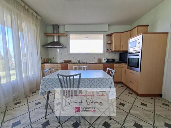 A VENDRE en exclusivité aux Herbiers, Maison de 140 m2 avec 4 Chambres et 1 bureau sur un terrain de 1062 m2