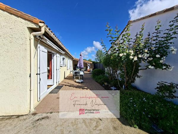 A VENDRE en Exclusivité aux Herbiers, maison plain-pied de 91 m2 avec 3 chambres et 1 bureau ou chambre sur une parcelle de 436 m2