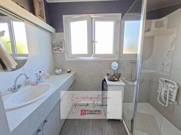 A VENDRE en Exclusivité aux Herbiers, maison plain-pied de 91 m2 avec 3 chambres et 1 bureau ou chambre sur une parcelle de 436 m2