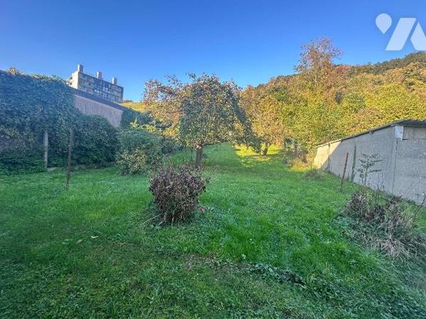 A vendre Bâtiment/Garage  2 voitures sur parcelle de terrain cadastrée 489m² constructible. Emp...