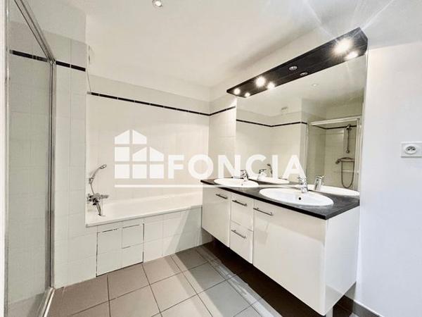 Location Appartement 3 pièces 79 m² - 60 RUE JEAN JAURES Bron 69500