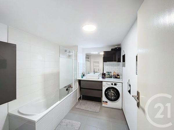 Appartement F4 à vendre  5 pièces - 83,14 m 2   ST PRIEST  - 69