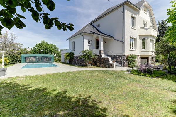Maison 10 pièce(s) 6 chambre(s) 240 m²