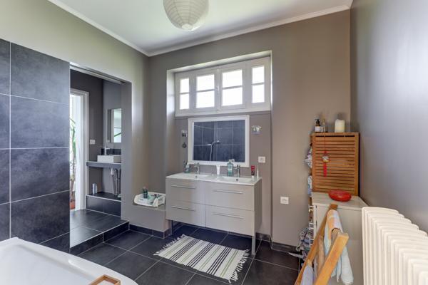 Maison 10 pièce(s) 6 chambre(s) 240 m²