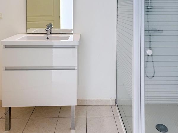 Cette jolie maison de plein pied avec un terrain constructible.