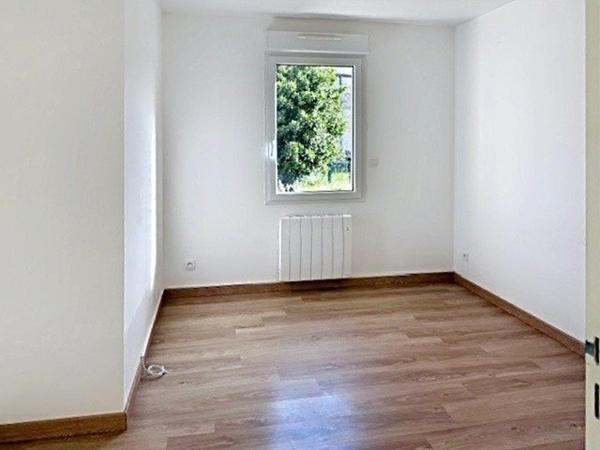 Cette jolie maison de plein pied avec un terrain constructible.