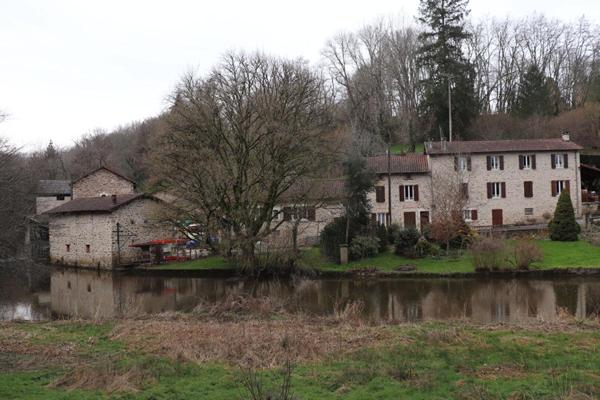 Proche de Rochechouart , authentique moulin avec rivière et chute d'eau -cadre naturel exceptionnel-