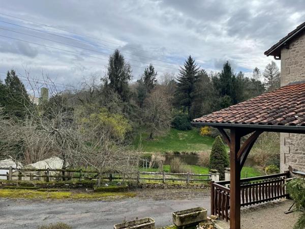 Proche de Rochechouart , authentique moulin avec rivière et chute d'eau -cadre naturel exceptionnel-