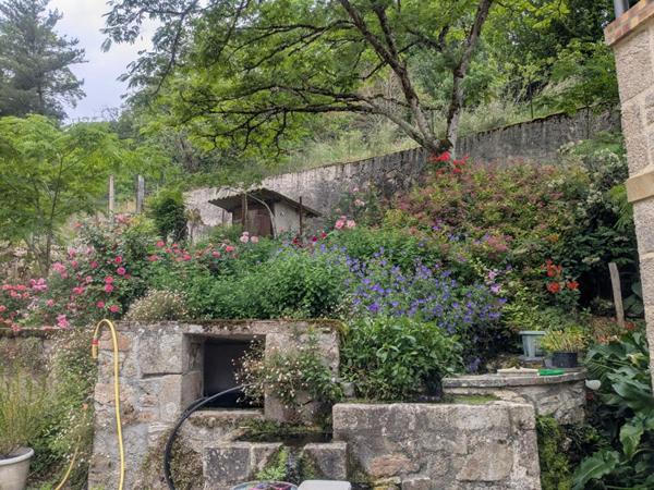 Proche de Rochechouart , authentique moulin avec rivière et chute d'eau -cadre naturel exceptionnel-