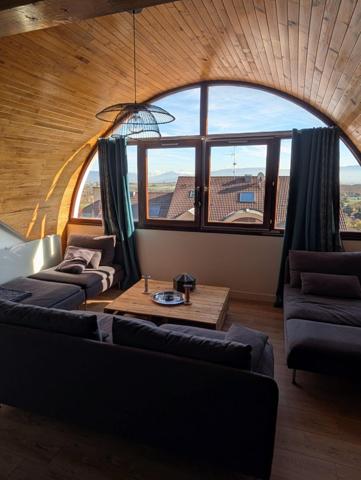 Spacieux T5 en duplex en attique vue Jura et Mont Blanc