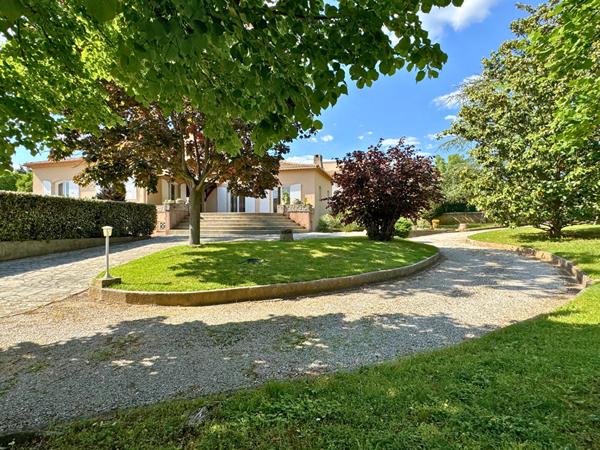 Dans un écrin de verdure !