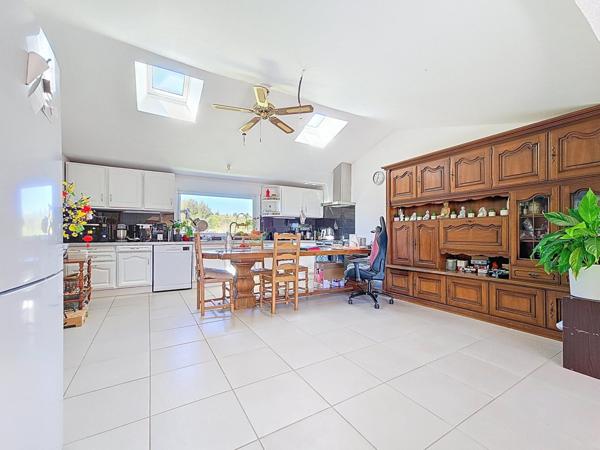 Mas en position dominante avec piscine, court de tennis, studio indépendant et terrain de plus d’un hectare – Bédarieux, Causses