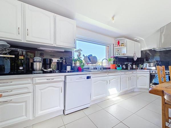 Mas en position dominante avec piscine, court de tennis, studio indépendant et terrain de plus d’un hectare – Bédarieux, Causses