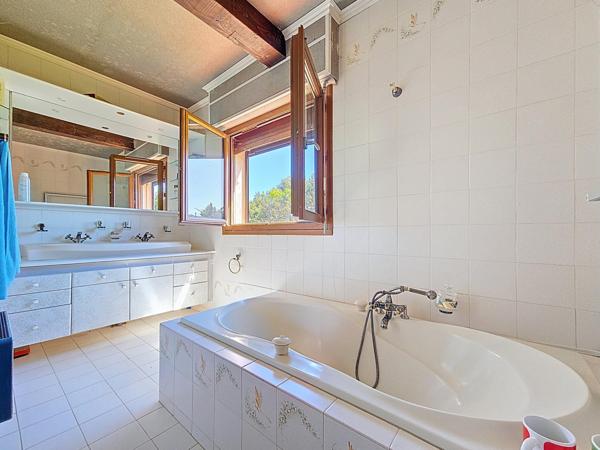 Mas en position dominante avec piscine, court de tennis, studio indépendant et terrain de plus d’un hectare – Bédarieux, Causses