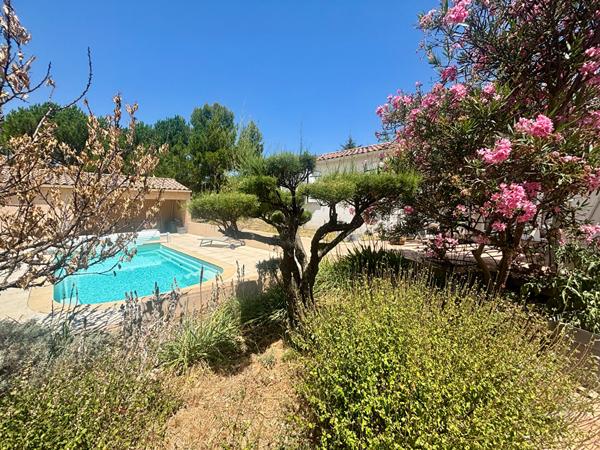 PALAJA ? Maison de plain-pied avec piscine, jardin et vue dégagée sur le clocher