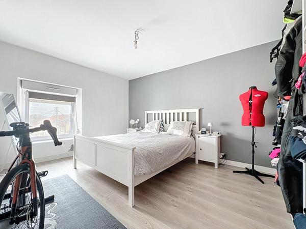 Maison lorraine entièrement rénovée, avec 3 chambres, bureau, combles aménagés, jardin