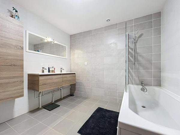 Maison lorraine entièrement rénovée, avec 3 chambres, bureau, combles aménagés, jardin