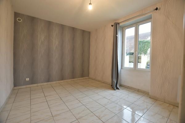 Immeuble à vendre NEVERS (58), immeuble deux appartements T3 et T4, plain-pied, hors copropriété, terrain 579 m²
