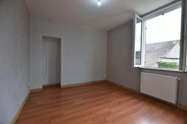 Immeuble à vendre NEVERS (58), immeuble deux appartements T3 et T4, plain-pied, hors copropriété, terrain 579 m²