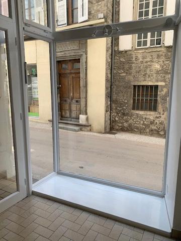 Local commercial avec vitrine – Centre du village