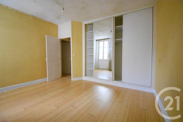 Appartement F3 à vendre  3 pièces - 104,36 m 2   VICHY  - 03