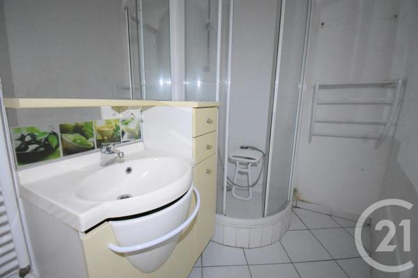 Appartement F3 à vendre  3 pièces - 104,36 m 2   VICHY  - 03