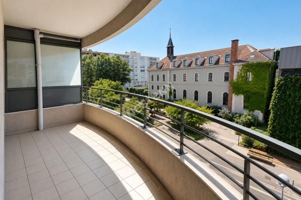 Appartement Villeurbanne REPUBLIQUE / T2 - Balcon à vivre - Garage en SUS