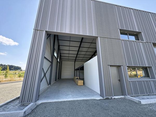 Local commercial  de 170m2 avec espace bureau, stockage, mezzanine sur Raucoules
