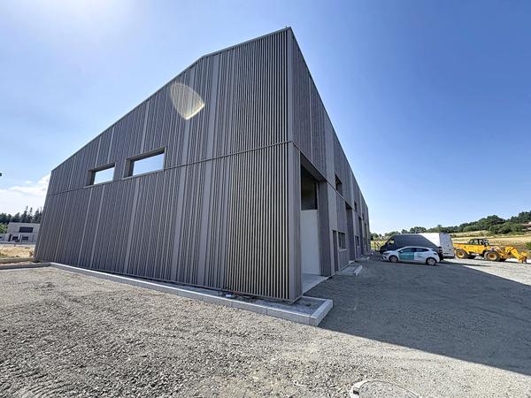 Local commercial  de 170m2 avec espace bureau, stockage, mezzanine sur Raucoules