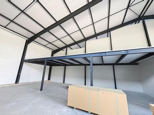 Local commercial  de 170m2 avec espace bureau, stockage, mezzanine sur Raucoules