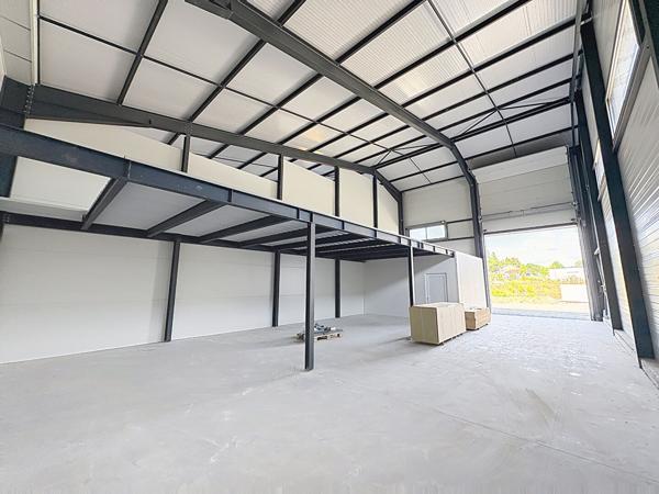 Local commercial  de 170m2 avec espace bureau, stockage, mezzanine sur Raucoules