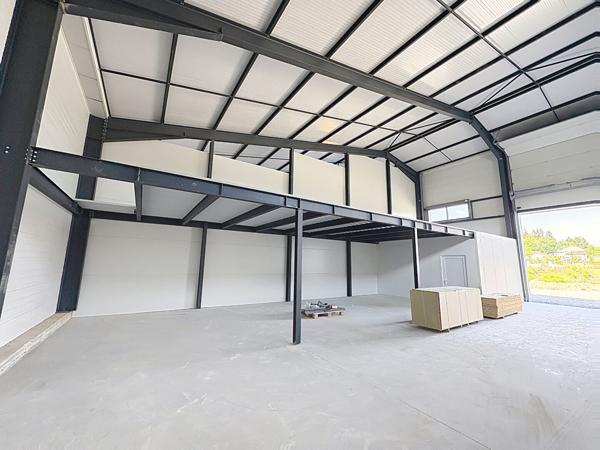 Local commercial  de 170m2 avec espace bureau, stockage, mezzanine sur Raucoules