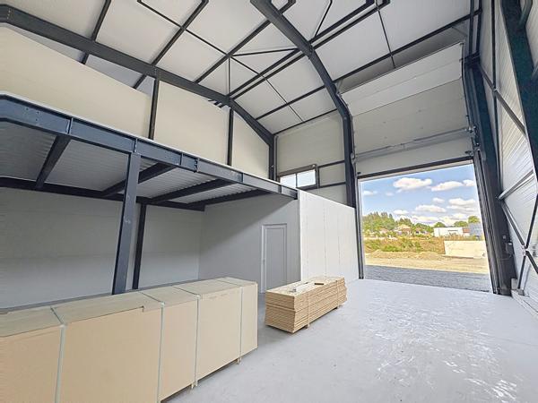 Local commercial  de 170m2 avec espace bureau, stockage, mezzanine sur Raucoules