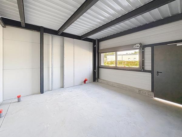 Local commercial  de 170m2 avec espace bureau, stockage, mezzanine sur Raucoules