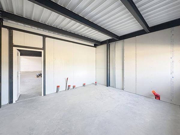 Local commercial  de 170m2 avec espace bureau, stockage, mezzanine sur Raucoules