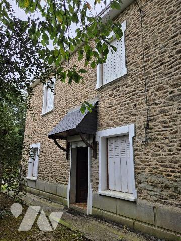 Entre MAYENNE et VILLAINES-LA-JUHEL (53), maison en pierres comprenant entrée, cuisine A/E, sal...